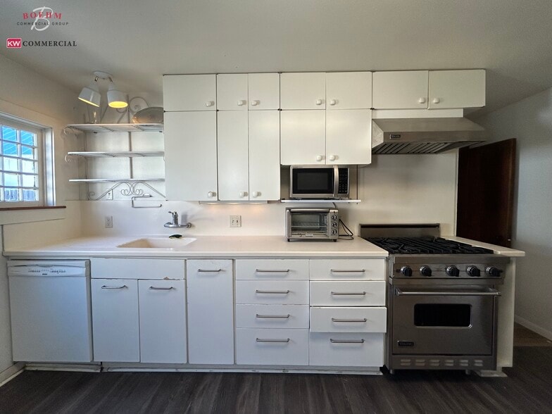 More Photos Of 626 High St, Comfort Storefront For Sale