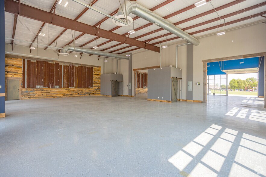 More Photos Of 317 N Trade Center Ter, Mustang General Retail For Lease