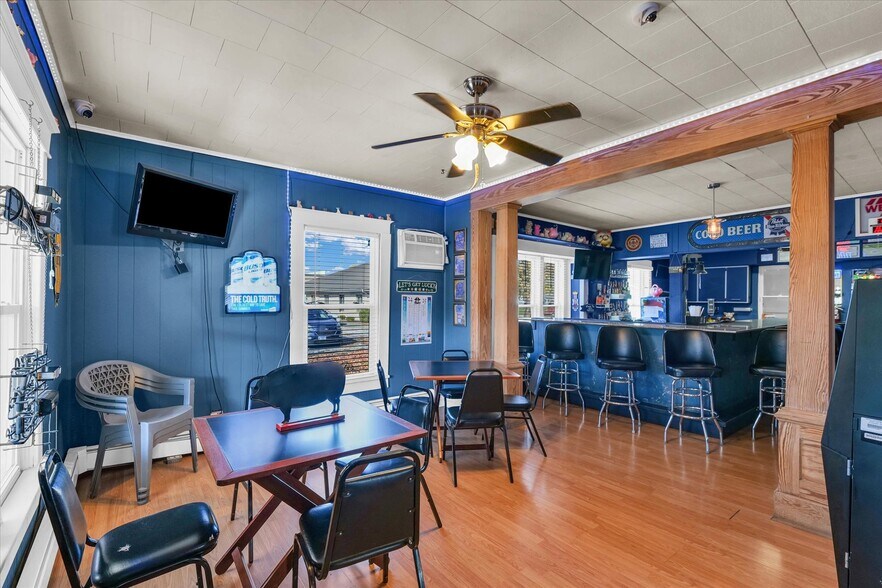 More Photos Of 207 E Main St, Toledo Bar For Sale