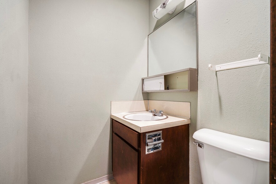 More Photos Of 1149-1159 SW 4th Ave, Ontario Office For Sale