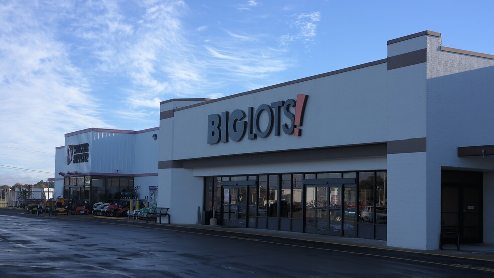 More Photos Of 2002-2028 N Locust Ave, Lawrenceburg General Retail For Lease