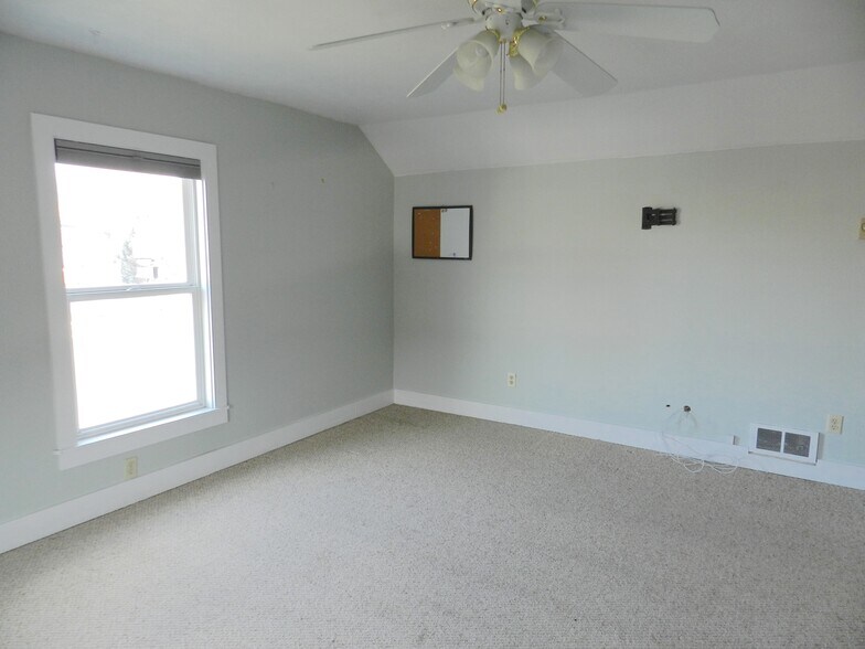 More Photos Of 901 Main St, Salmon Office For Sale