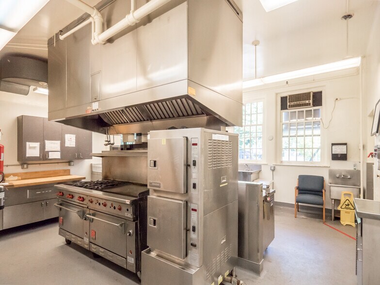 More Photos Of 2640 NW Alexandra Ave, Portland Specialty For Sale