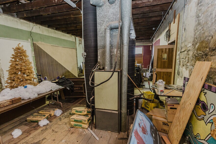 More Photos Of 830 N Kansas Ave, Topeka Bar For Sale