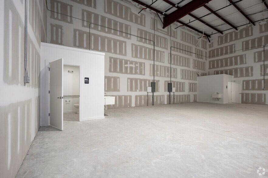 More Photos Of 452 Ninth St, Bunnell Light Distribution For Lease