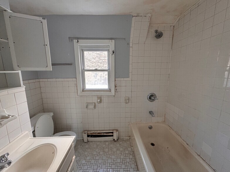 More Photos Of 1718 E 17th St, Brooklyn Office Residential For Lease