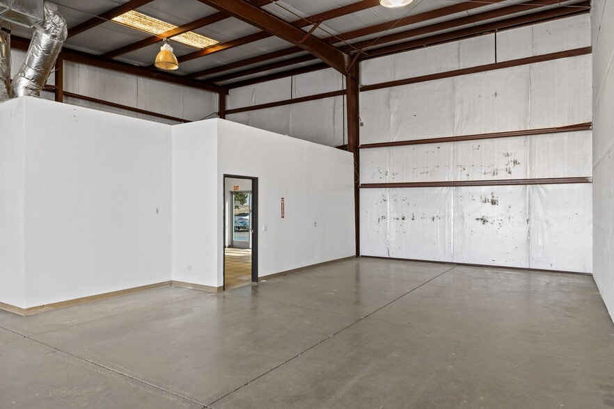 More Photos Of 2550 E Belle Ter, Bakersfield Manufacturing For Lease