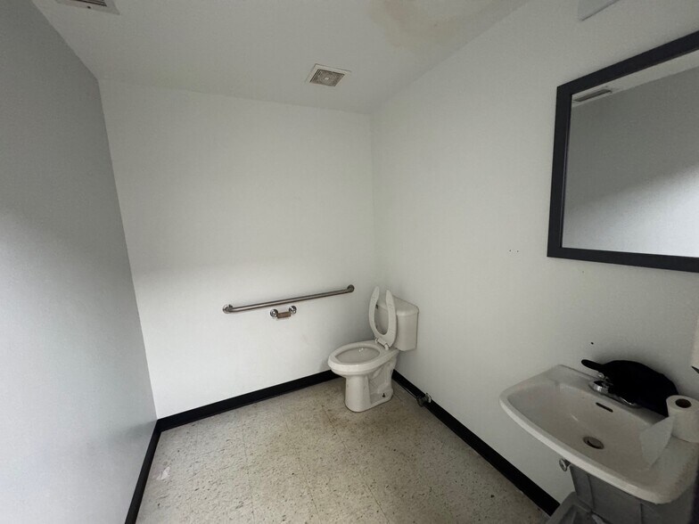 More Photos Of 8325-8339 Nieman Rd, Lenexa Flex For Lease
