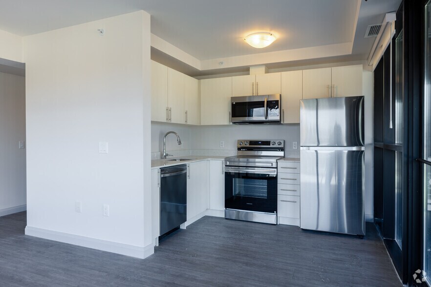 More Photos Of 16 Queen St W, Cambridge Apartments For Lease