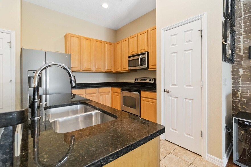 More Photos Of 3730 Avalon Park East Blvd, Orlando Office Residential For Sale