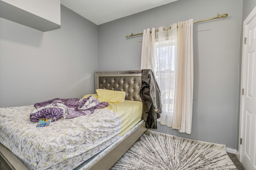 More Photos Of 1500 W Broadway Ave, Minneapolis Storefront Retail Residential For Sale