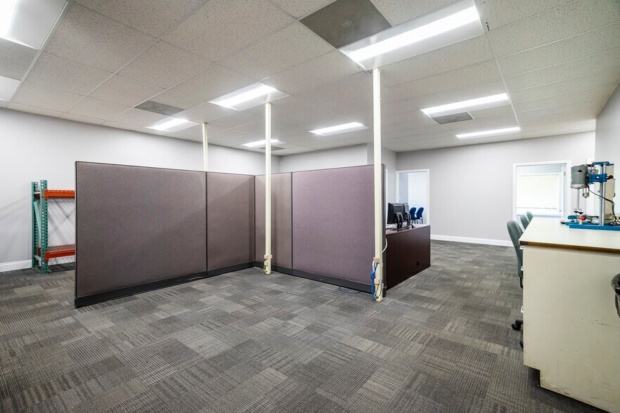 More Photos Of 951 N Plum Grove Rd, Schaumburg Office For Lease