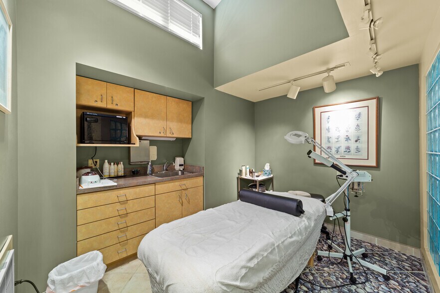 More Photos Of 6071 Old Middle Ridge Rd, Lorain Office For Sale