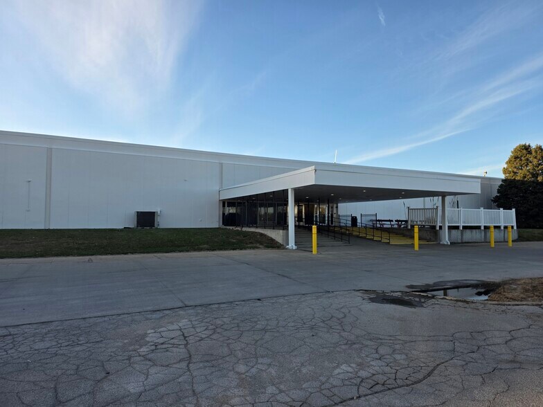More Photos Of 300 Airport Rd, Ames Warehouse For Sale