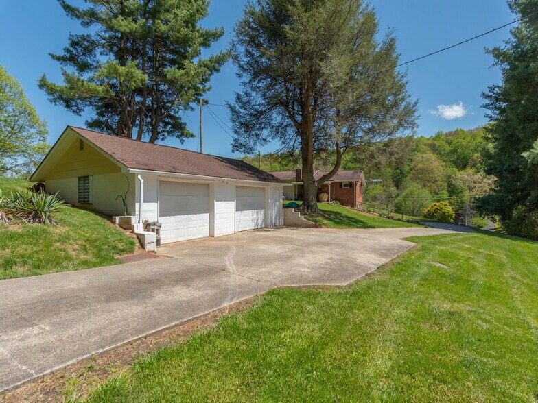 More Photos Of 96 Tower Ln, Waynesville Office For Sale