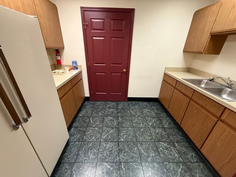 More Photos Of 403 Chatham Sq, Fredericksburg Office For Sale