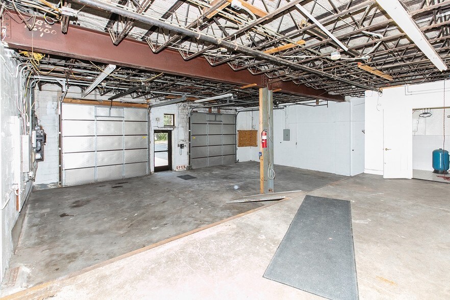 More Photos Of 2040 N Ferry St, Anoka Office For Sale