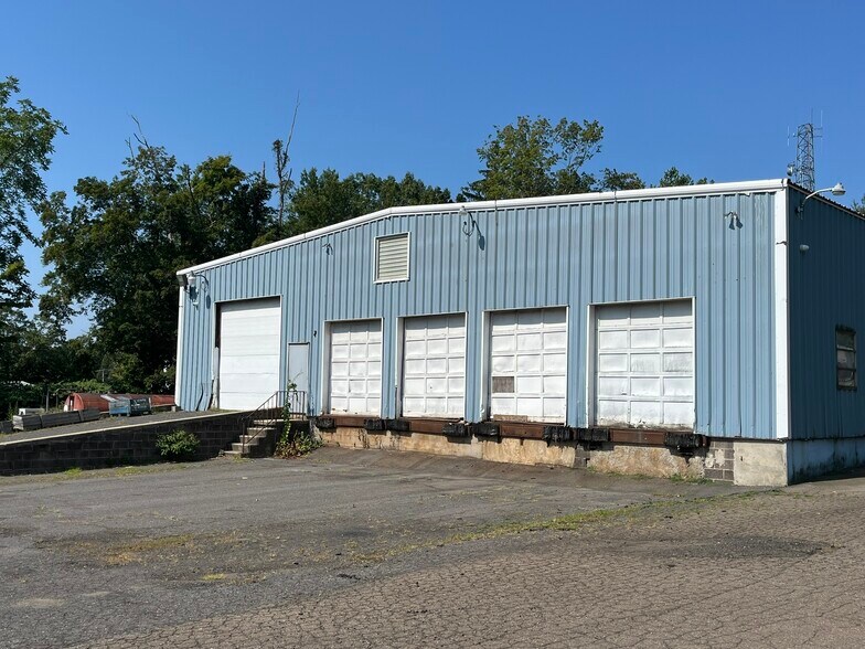More Photos Of 644 Amity Rd, Bethany Industrial For Lease