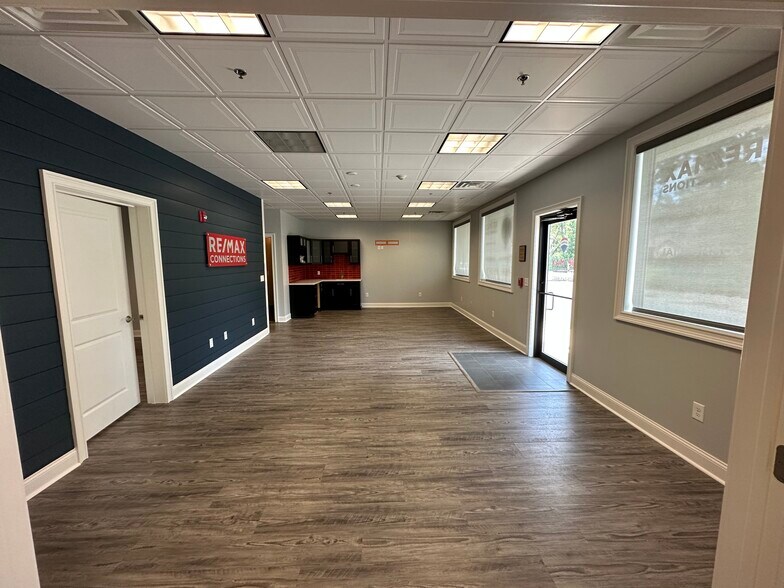 More Photos Of 3 Stadler St, Belchertown General Retail For Lease