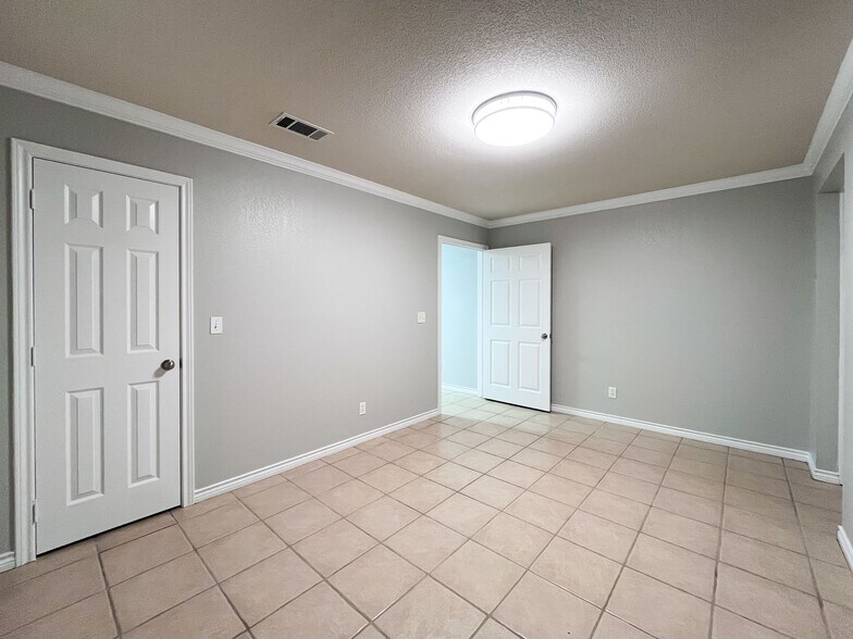 More Photos Of 4323 Alexis Ct, College Station Warehouse For Lease