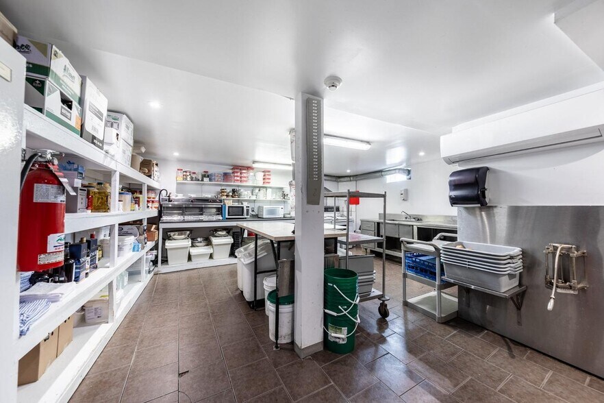 More Photos Of 880 Rue Richelieu, Beloeil Storefront For Sale