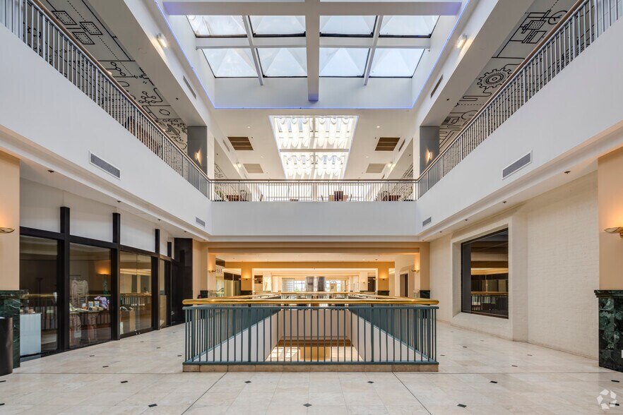 More Photos Of 1900 NW Expressway, Oklahoma City Office For Lease