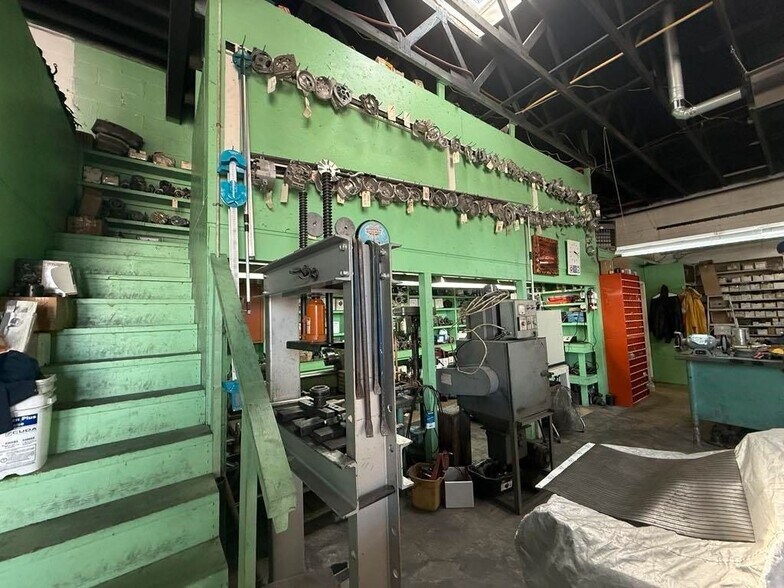 More Photos Of 45940 Railway Ave, Chilliwack Auto Repair For Sale