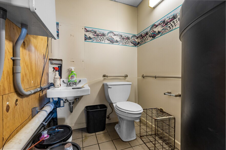 More Photos Of 8477 Seneca Tpke, New Hartford Carwash For Sale