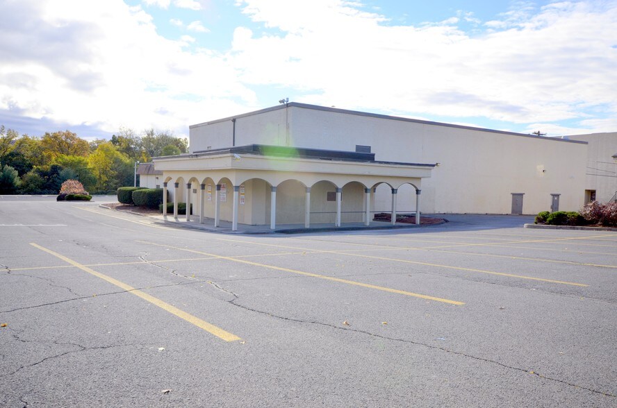 More Photos Of 215 Quassaick Ave, New Windsor Township General Retail For Lease