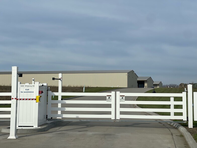 More Photos Of 14600 N US Highway 169, Smithville Self Storage For Lease