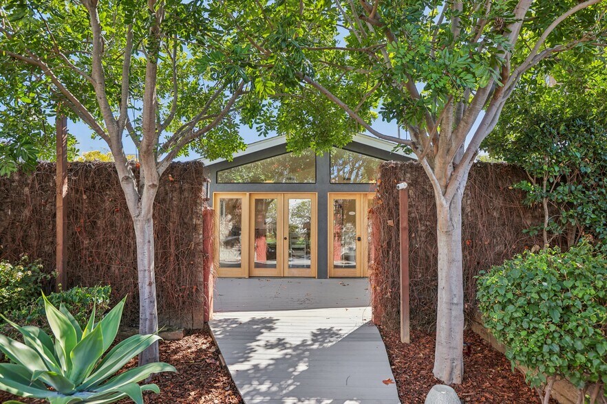 More Photos Of 6082 Selma Ave, Los Angeles Rehabilitation Center For Lease