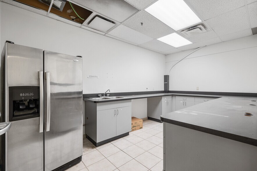 More Photos Of 3871 N Fraser Way, Burnaby Showroom For Lease