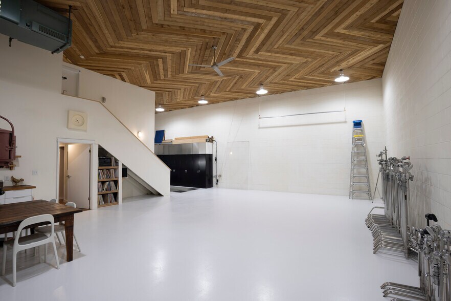 More Photos Of 2337 SE Ankeny St, Portland Office For Sale