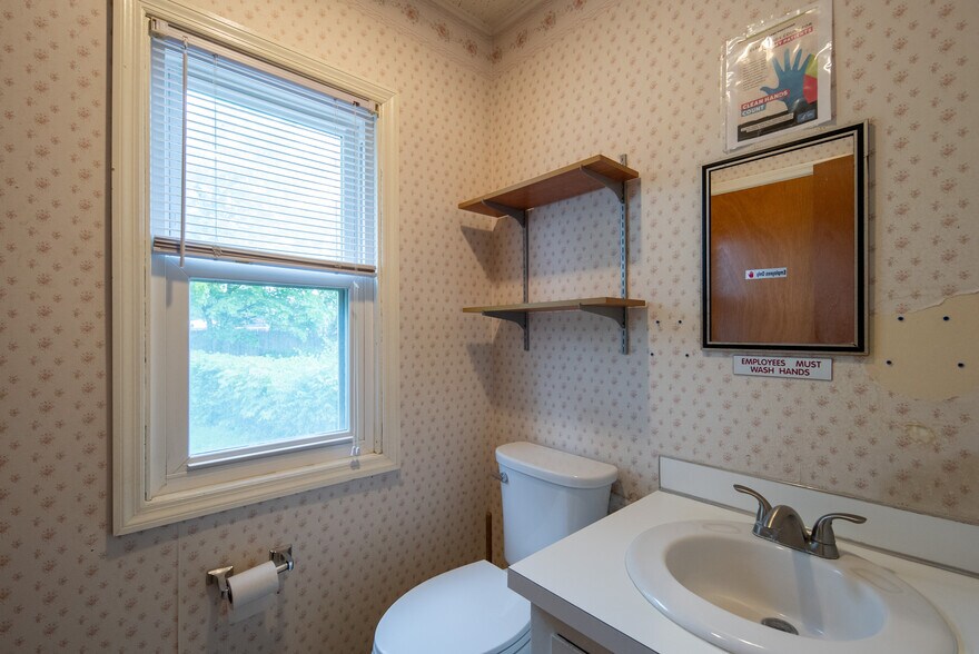 More Photos Of 1221 Altamont Ave, Schenectady Office For Sale