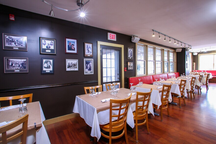 More Photos Of 15 Franklin St, Lenox Restaurant For Lease