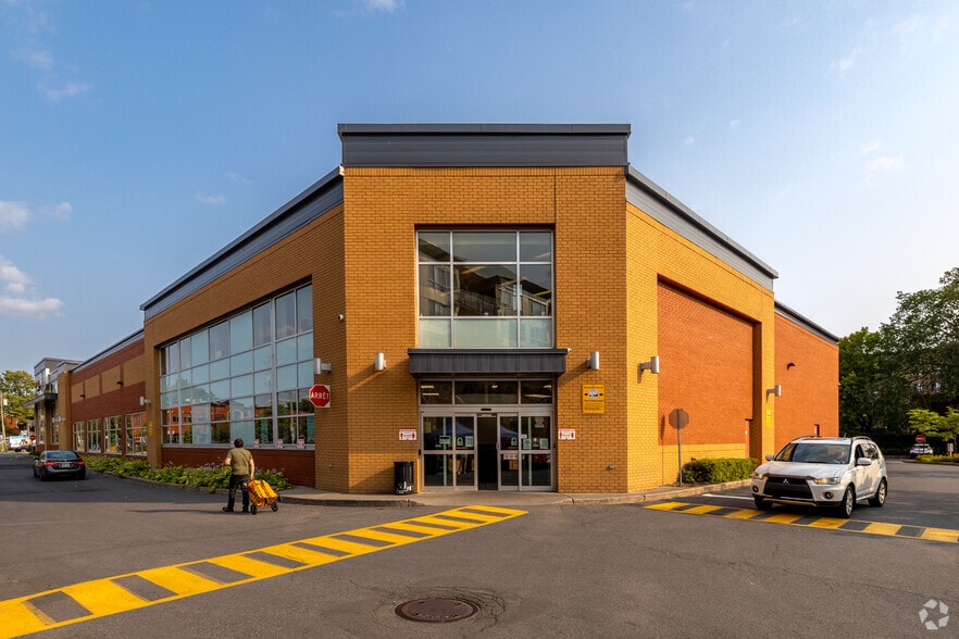 More Photos Of 395-425 Rue Saint-Charles O, Longueuil Supermarket For Lease