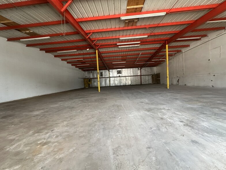 More Photos Of 8911-8919 N Fork Dr, North Fort Myers Warehouse For Lease