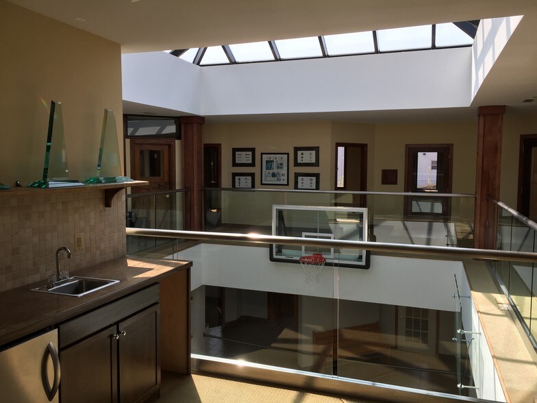 More Photos Of 2040 N Ferry St, Anoka Office For Sale