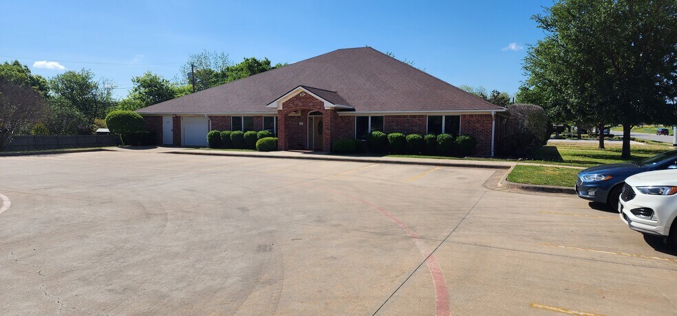 More Photos Of 1156 N Bonnie Brae St, Denton Medical For Lease