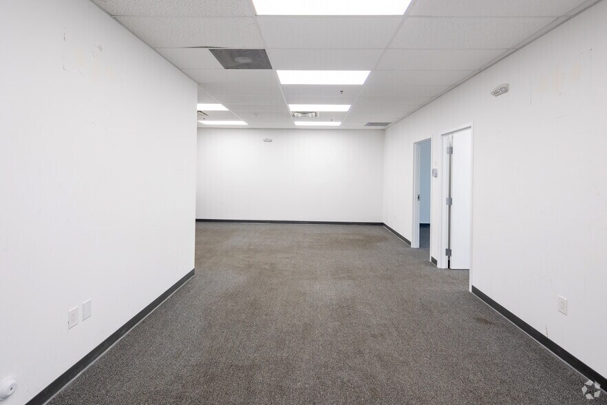 More Photos Of 3042 NW 73rd St, Miami Distribution For Lease