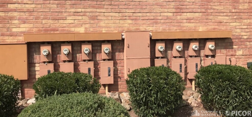 More Photos Of 460-470 W Roger Rd, Tucson Showroom For Lease