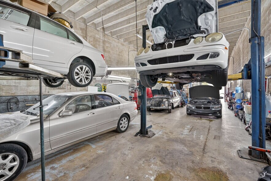 More Photos Of 3838 Shipping Ave, Miami Auto Repair For Sale