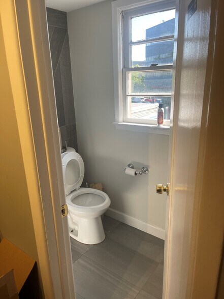 More Photos Of 484 N State Rt 17, Paramus Storefront Retail Office For Lease