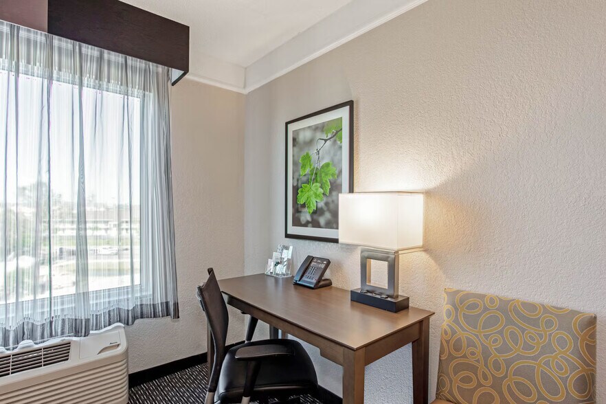 More Photos Of 1030 E 23rd St, Panama City Hotel For Sale