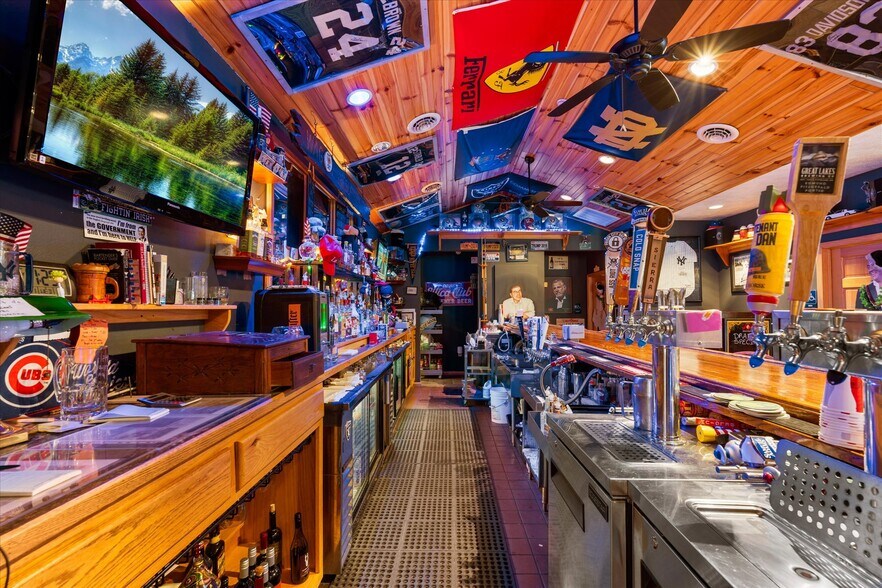 More Photos Of 212 Main St, Oneida General Retail For Sale