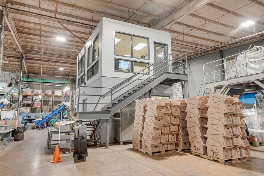 More Photos Of 400 Great Lakes Pky, Bellevue Warehouse For Sale