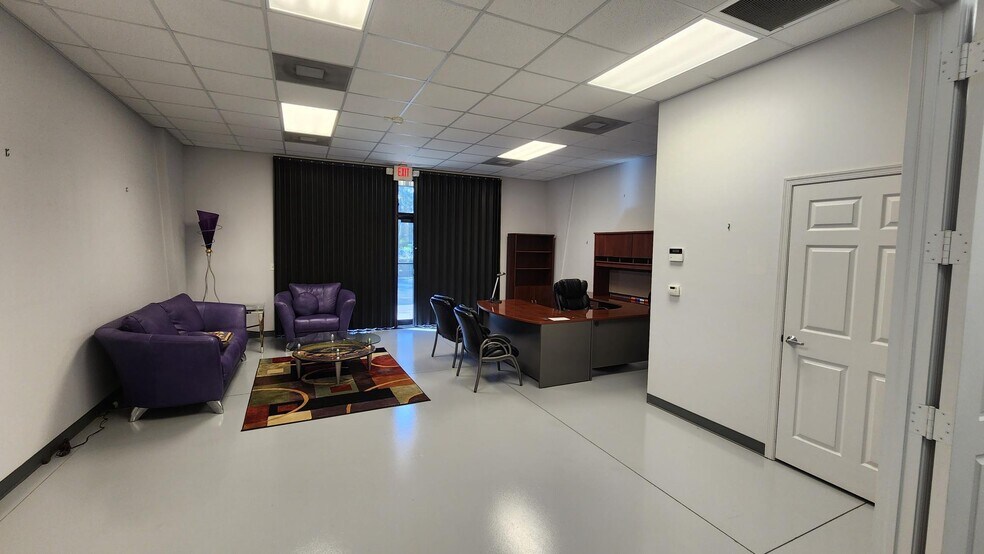 More Photos Of 2805 S Horseshoe Dr, Naples Showroom For Sale