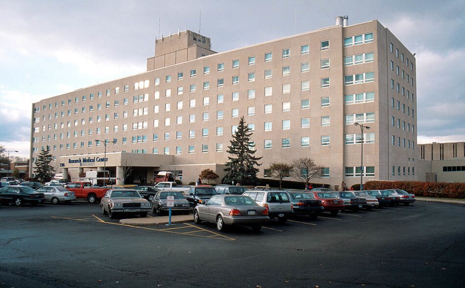 Primary Photo Of 6420 Prospect Ave, Kansas City Hospital For Lease