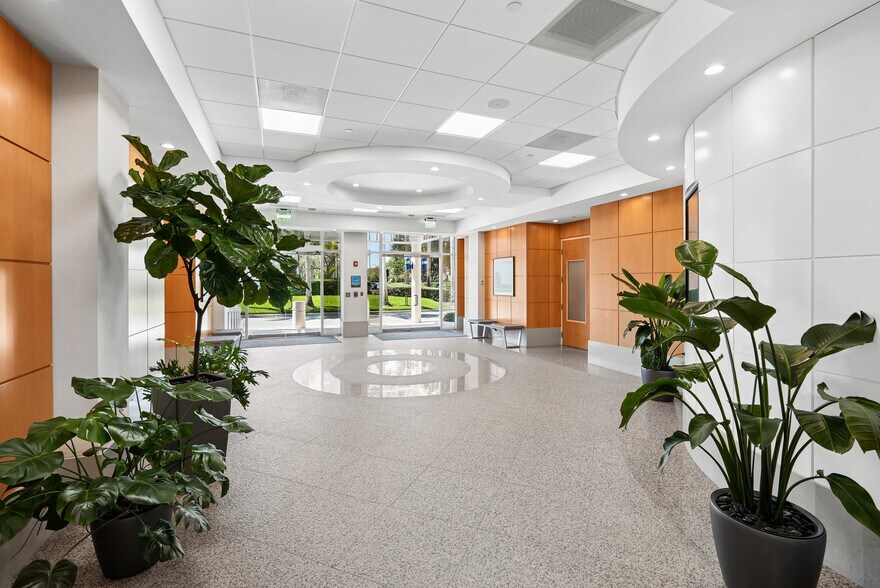 More Photos Of 7108-7121 Fairway Dr, Palm Beach Gardens Unknown For Lease