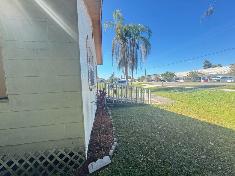 More Photos Of 809 E Alsobrook St, Plant City Flex For Sale